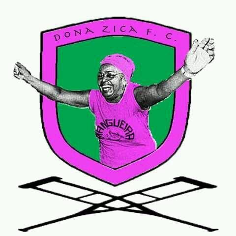 Escudo antigo do Dona Zica F.C., com Dona Zica de braços abertos e muletas cruzadas.