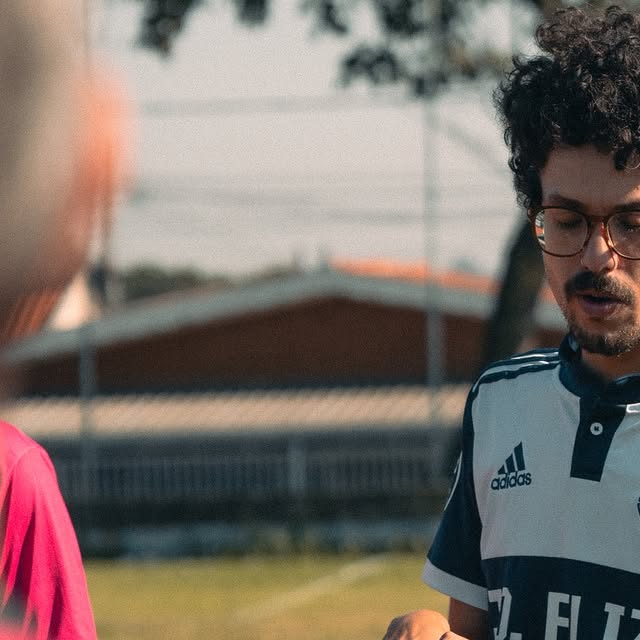 Jogadores conversando à beira do campo
