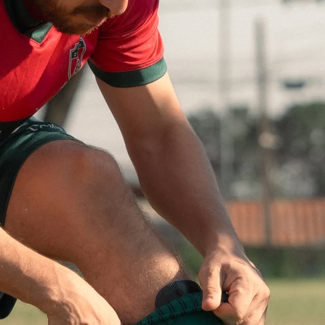 Jogador do Dona Zica se preparando para entrar em campo